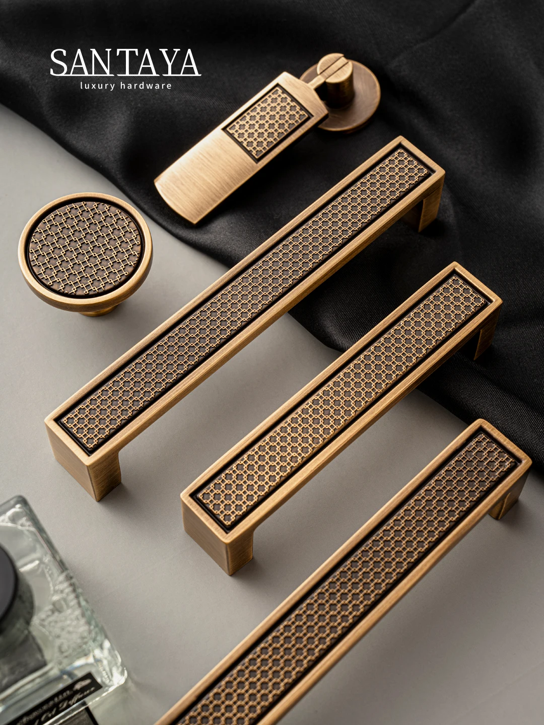 Santaya Antique Brass Handle Luxury Bronze Pull Kitchen Cabinet Handle Wardrobe Drawer Knob